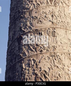 COLUMNA TRAJANA, MONUMENTO CONMEMORATIVO DEL FORO TRAJANO, DECORADO CON BAJORRELIEVES QUE REPRESENTAN LAS VICTORIAS IMPERIALES SOBRE LOS DACIOS, 113. Lage: FOROS IMPERIALES, ITALIA. Stockfoto