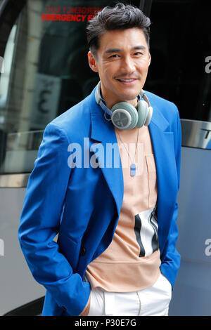 Schauspieler und Model Hu Bing außerhalb Drücken Sie Bus nach Ben Sherman SS 19 Catwalk bei der London Fashion Week Mens Juni 2018. Stockfoto