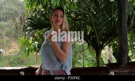 Schöne Weibliche Model posiert für die Fotosession in asiatischen Bar, während es draussen regnet Stockfoto