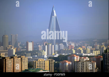 Pyongyang, Nordkorea, Blick auf das Ryugyong Hotel Stockfoto