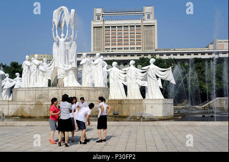 Pyongyang, Nordkorea, Frauen in der mansudae Brunnen Park Stockfoto