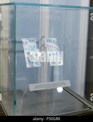 St. Petersburg, Russland - 23. Mai 2018: Commemorative 100 Rubel Banknoten für FIFA WM Russland 2018 in der Ausstellung "1818+ ausgesetzt. Zweihundert Stockfoto