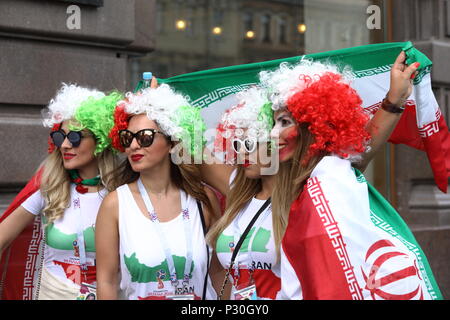 St. Petersburg, Russland - 15. Juni 2018: Iranische Fußball-Fans mit National Flagge in Sankt Petersburg am Tag der erste Match FIFA WM 2018 Stockfoto