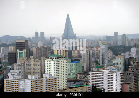 Pyongyang, Nordkorea, Blick über die Stadt zu Ryugyong Hotel Stockfoto