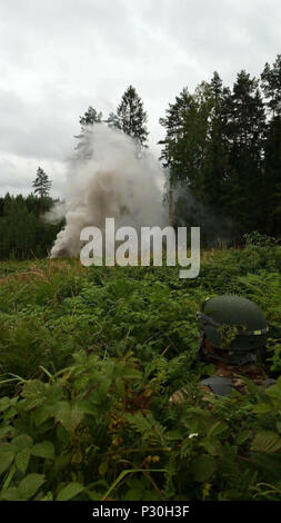 Staff Sgt. Michael Kaneris, Militär, Polizei, 1776Th MP 210 MP Battalion, 177Th MP Brigade, Michigan Nationalgarde zugewiesen ist, wartet auf die Abdeckung der Rauch, bevor seine Gruppe bewegen während Starker Wächter 2016 Zobens (2016) in der Nähe von Tukums, Lettland, 13.08.2016. Die 177Th MP Soldaten und Lima Company, 3.Bataillon, 25 Marines an Starker Wächter, eine jährliche Lettisch-led-Training. Starker Wächter zeigt die anhaltende US-Engagement für die Sicherheit der NATO-Staaten vor dem Hintergrund der zunehmenden Spannungen in Osteuropa. Die Soldaten und Marines wurden eingeladen zu parti Stockfoto