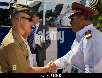 Us Marine Corps Oberstleutnant Paul C. Teachey, der kommandierende Offizier des Schwarzen Meeres Drehkraft, schüttelt Hände mit rumänischen Brigadier General Adrian Soci während die 114. jährliche Marine Tag Feier am Hafen von Constanţa, Rumänien, 15 August, 2016. Vertreter von BSRF 16,2 nahmen an der Veranstaltung teil als Zeichen der Partnerschaft vor der ersten großen Übung, die die Zusammenarbeit zwischen den Völkern in der Region um das Schwarze Meer bauen. Schwarzes Meer die Drehkraft ist eine jährliche multilaterale Sicherheit Zusammenarbeit zwischen dem US Marine Corps und der Partnerstaaten im Schwarzen Meer, Balkan ein Stockfoto