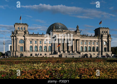 Berlin, Deutschland, Leute, die sich vor dem Reichstagsgebäude Stockfoto