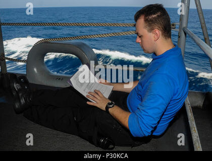 160815-N-TR801-476 Atlantik (15. August 2016) Airman Jesse Langer, von Alton, Illinois, studiert Flugdeck Einarbeitung Material auf der Backbordseite des Flugzeugträgers USS George Washington (CVN-73). George Washington, in Norfolk, Gridley führt im Gange Träger Qualifikationen im Atlantischen Ozean. (Foto: U.S. Navy Masse Kommunikation Spezialist Seemann Michael Wiese) Stockfoto