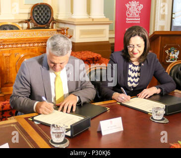 160817-N-BN625-002 BRISBANE, Australien (17 Aug, 20016) Queensland Premier Annastacia Palaszczuk und US-Abgeordneter unter Secretary Of The Navy für Management Thomas Hicks unterzeichnen eine Erklärung für die Zusammenarbeit zur Unterstützung von Projekten arbeiten, die vorher gemeinsame Interessen. Das Abkommen legt für die US Navy und der Zustand von Queensland verpflichtet, Gespräche auf die Forschung, Entwicklung, Lieferung und Verkauf von alternativen Kraftstoffen, die Verbesserung der operativen Flexibilität und Sicherheit der Energieversorgung zu erhöhen. (Foto: U.S. Navy Chief Masse Kommunikation Spezialist Hendrick Simoes/freigegeben) Stockfoto