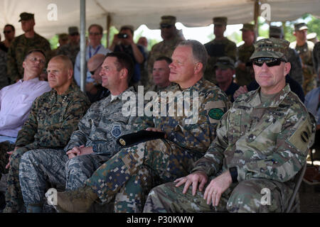 Stellvertretender Sekretär für Verteidigung (Arbeitskräfte und finden Angelegenheiten) Todd Weiler, Marine Gen. Robert Neller, Kommandant der Marine Corps; Air Force General Joseph Lengyel, Leiter der National Guard Bureau; Generalleutnant Raimonds Graube, Chef der Verteidigung der Republik Lettland; und der Armee von General Robert Abrams, kommandierender General der US-Armee den Befehl (FORSCOM), Northern Strike beobachten 2016, Camp Äsche gemeinsame Manöver Training Center, Michigan, Nov. 16, 2016. Die National Guard Bureau - geförderte Übung vereint rund 5.000 Heer, Luftwaffe, Marine Corps und Special Forces service Mitglieder aus 20 St Stockfoto