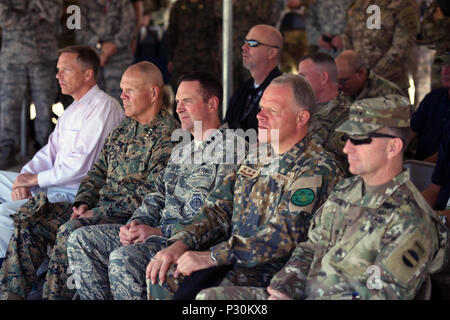 Stellvertretender Sekretär für Verteidigung (Arbeitskräfte und finden Angelegenheiten) Todd Weiler, Marine Gen. Robert Neller, Kommandant der Marine Corps; Air Force General Joseph Lengyel, Leiter der National Guard Bureau; Generalleutnant Raimonds Graube, Chef der Verteidigung der Republik Lettland; und der Armee von General Robert Abrams, kommandierender General der US-Armee den Befehl (FORSCOM), Northern Strike beobachten 2016, Camp Äsche gemeinsame Manöver Training Center, Michigan, Nov. 16, 2016. Die National Guard Bureau - geförderte Übung vereint rund 5.000 Heer, Luftwaffe, Marine Corps und Special Forces service Mitglieder aus 20 St Stockfoto