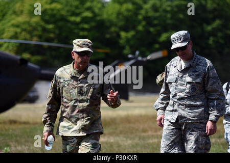 Armee Generalmajor Gregor Vadnais, Adjutant General, Michigan der National Guard, der Gespräche mit Air Force General Joseph Lengyel, Chief, National Guard Bureau, bei einem Besuch in Northern Strike 2016, Camp Äsche gemeinsame Manöver Training Center, Michigan, Nov. 16, 2016. Die National Guard Bureau - geförderte Übung vereint rund 5.000 Heer, Luftwaffe, Marine Corps und Special Forces service Mitglieder aus 20 Mitgliedstaaten und drei Koalition Ländern während der ersten drei Wochen im August im Camp Äsche und die alpena Combat Readiness Training Center, beide im nördlichen Michigan, bietet zugänglich, die Bereitschaft - Bui Stockfoto