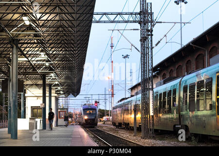 Larissa, Griechenland - 11.Juni 2018: eine S-Bahn nähert sich der Passagiere Plattform an der Larissa Bahnhof am Abend. Stockfoto