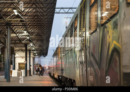 Larissa, Griechenland - 11.Juni 2018: Die vorstadt griechischen Zug hielt an Passagiere Plattform im Bahnhof Larissa am Abend. Stockfoto