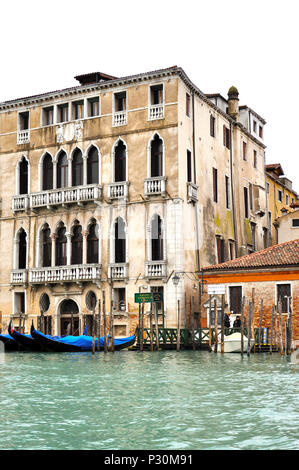 Gotische venezianischen Fassade auf dem Canal Grande mit einer Reihe von Blue Gondeln, Venedig, Italien. Stockfoto