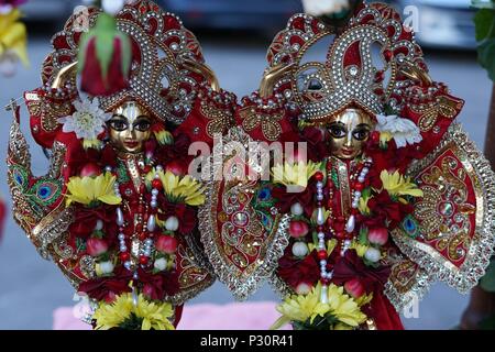 Glänzende Statuen auf ein Hindu Festival in Florenz Stockfoto