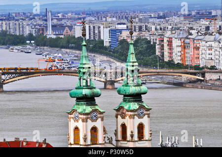 Panorama von Budapest mit zwei grünen Türme vor von Fisherman's Bastion, Ungarn, Budapest, Europa, Stockfoto