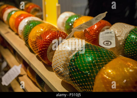 Amsterdam, Niederlande, Mai 2018, eingebrannte Käse auf Display für Verkauf in der Käserei. Stockfoto