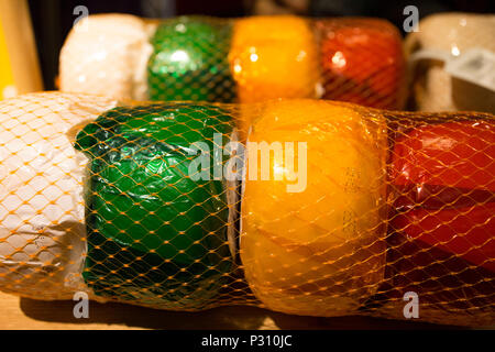 Amsterdam, Niederlande, Mai 2018, eingebrannte Käse auf Display für Verkauf in der Käserei. Stockfoto