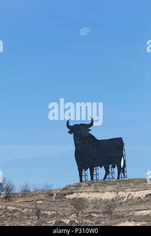 Statue der schwarzen Stier auf Bergrücken oberhalb der Weinberge im Bereich Briones in der Region La Rioja, Spanien. Stockfoto