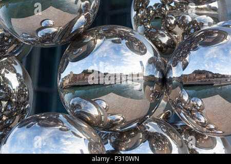 Nahaufnahme des reflectonis in Gabriel Orozco, Kugel auf Wasser Skulptur, (1994) außerhalb des Guggenheim Museum, Bilbao, Spanien. Stockfoto