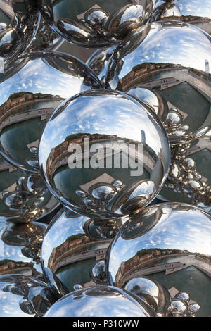 Nahaufnahme des reflectonis in Gabriel Orozco, Kugel auf Wasser Skulptur, (1994) außerhalb des Guggenheim Museum, Bilbao, Spanien. Stockfoto