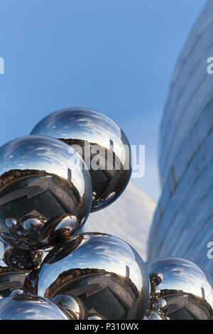 Nahaufnahme des reflectonis in Gabriel Orozco, Kugel auf Wasser Skulptur, (1994) außerhalb des Guggenheim Museum, Bilbao, Spanien. Stockfoto