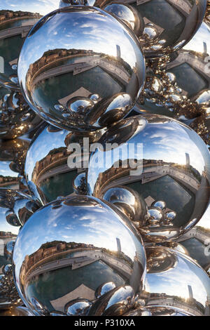 Nahaufnahme des reflectonis in Gabriel Orozco, Kugel auf Wasser Skulptur, (1994) außerhalb des Guggenheim Museum, Bilbao, Spanien. Stockfoto