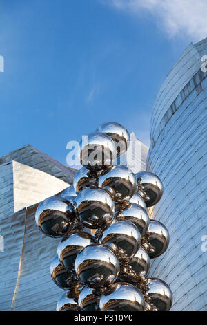 Gabriel Orozco, Kugel auf Wasser Skulptur, (1994) außerhalb des Guggenheim Museum, Bilbao, Spanien. Stockfoto