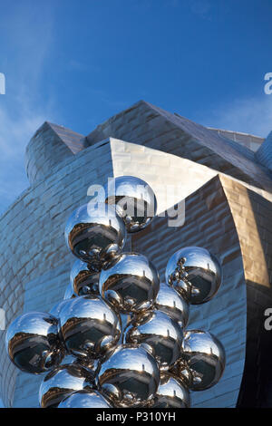 Gabriel Orozco, Kugel auf Wasser Skulptur, (1994) außerhalb des Guggenheim Museum, Bilbao, Spanien. Stockfoto