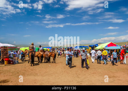 Khui Doloon Khudag, Mongolei - Juli 12, 2010: Einheimische & geht im nadaam Pferderennen auf Steppe außerhalb der Hauptstadt Ulaanbaatar Stockfoto