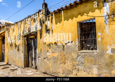 Alten, brüchigen Wand der verlassenen Haus in der kolonialen Stadt & UNESCO-Weltkulturerbe von Antigua, Guatemala, Mittelamerika Stockfoto