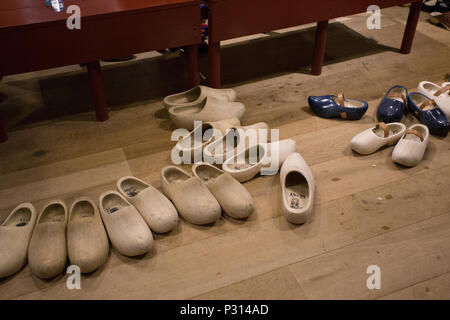 Amsterdam, Holland, Juni 2018, eine große Menge von Clogs auf dem Boden der Shop in der Fabrik verstopfen Stockfoto