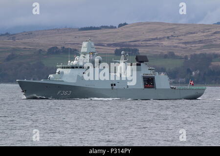 KDM Niels Juel (F 363), eine Iver Huitfeldt-Klasse Fregatte vom Royal Danish Navy betrieben, vorbei an Gourock zu Beginn der Übung gemeinsame Krieger 18-1. Stockfoto