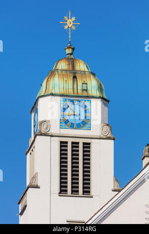 Turm der St. Agatha Kirche in der Stadt Dietikon im Kanton Zürich. Stockfoto