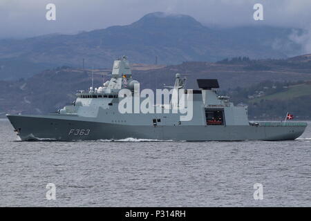 KDM Niels Juel (F 363), eine Iver Huitfeldt-Klasse Fregatte vom Royal Danish Navy betrieben, vorbei an Gourock zu Beginn der Übung gemeinsame Krieger 18-1. Stockfoto