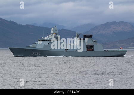 KDM Niels Juel (F 363), eine Iver Huitfeldt-Klasse Fregatte vom Royal Danish Navy betrieben, vorbei an Gourock zu Beginn der Übung gemeinsame Krieger 18-1. Stockfoto