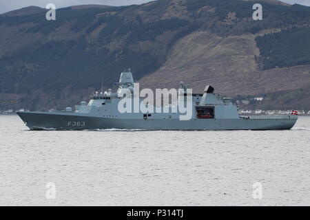 KDM Niels Juel (F 363), eine Iver Huitfeldt-Klasse Fregatte vom Royal Danish Navy betrieben, vorbei an Gourock zu Beginn der Übung gemeinsame Krieger 18-1. Stockfoto