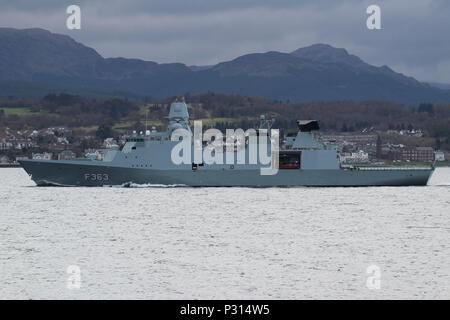 KDM Niels Juel (F 363), eine Iver Huitfeldt-Klasse Fregatte vom Royal Danish Navy betrieben, vorbei an Gourock zu Beginn der Übung gemeinsame Krieger 18-1. Stockfoto