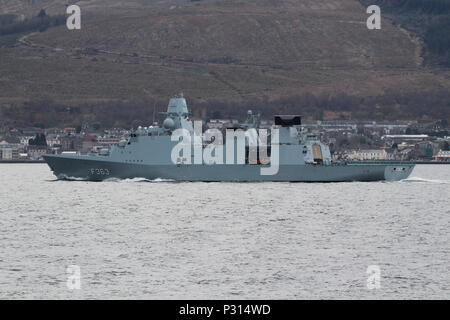 KDM Niels Juel (F 363), eine Iver Huitfeldt-Klasse Fregatte vom Royal Danish Navy betrieben, vorbei an Gourock zu Beginn der Übung gemeinsame Krieger 18-1. Stockfoto