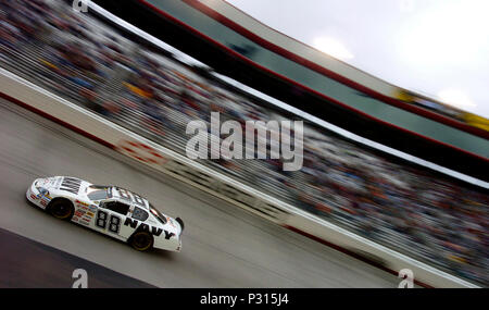 BRISTOL, Tenn (15. März 2008) Motorsport Fahrer Brad Keselowski Motoren seinen Weg durch Umdrehungen drei und vier in der #88 Marine Chevrolet Monte Carlo während der NASCAR Nationwide Series Sharpie Mini, 300 an der Bristol Motor Speedway. Nach dem Start 15 th, Keselowski lief seinen Weg bis auf den vierten Platz vor dem Rennen in Runde 171 wegen Regen genannt wurde. Stockfoto