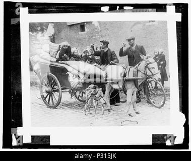 -95 das Amerikanische Rote Kreuz, Flüchtlinge Belgien verlassen Stockfoto