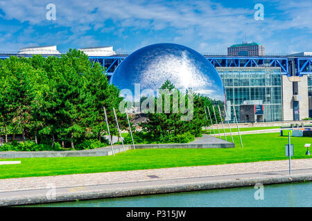 La Géode ist ein Spiegel - fertigen geodätische Kuppel, hält eine Omnimax Theater im Parc de la Villette in der Cité des Sciences et de l'Industrie in Paris Stockfoto