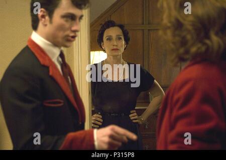 Original Film Titel: NOWHERE BOY. Englischer Titel: NOWHERE BOY. Regisseur: SAM TAYLOR WOOD. Jahr: 2009. Stars: Kristin Scott Thomas; AARON TAYLOR - JOHNSON. Credit: ESCOSE/FILM4/UK Film Council/AVER MEDIA/NORTH WEST VISION/Album Stockfoto
