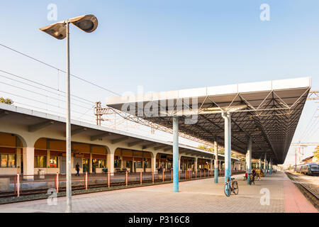 Larissa, Griechenland - 11.Juni 2018: Blick auf den Bahnhof und die Passagiere Plattform an der Larissa Bahnhof. Stockfoto