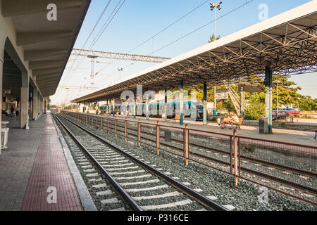 Larissa, Griechenland - 11.Juni 2018: Blick auf den Bahnhof und die Passagiere Plattform an der Larissa Bahnhof. Stockfoto