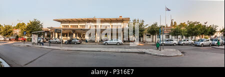 Larissa, Griechenland - 11.Juni 2018: Blick auf die Fassade der Larissa Bahnhof in Larissa, Thessalien. Stockfoto