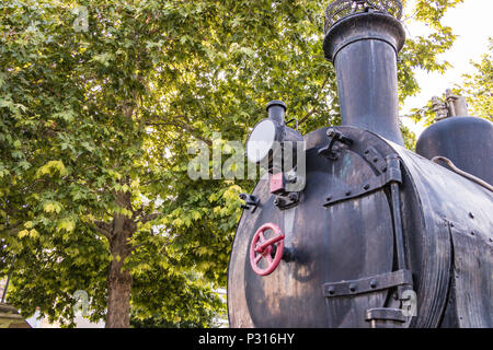 Larissa, Griechenland - 11.Juni 2018: Detail einer alten Lokomotive von der Firma Krupp 1935 auf Platia Ose neben dem Larissa Bahnhof Statio Stockfoto