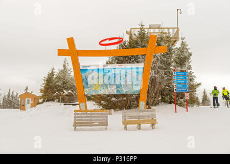 Mont Sainte Anne, Kanada - Januar 19, 2016: Leute Ski downhill in Mont Sainte Anne. Blick auf die Spitze des Berges mit Wanderwegen Karte und Skifahren r Stockfoto