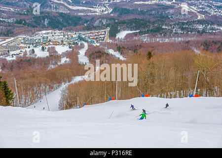 Mont Sainte Anne, Kanada - Januar 19, 2016: Leute Ski downhill in Mont Sainte Anne. Mont Sainte Anne Teil der Laurentian Hochland, das flatte Stockfoto